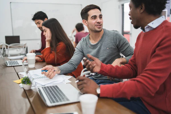 Diseñadores creativos trabajando juntos en un proyecto. — Foto de Stock