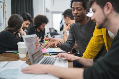 Bir projede birlikte çalışan yaratıcı tasarımcılar.