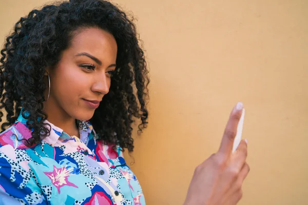 Afro mujer tomando selfies con teléfono . —  Fotos de Stock