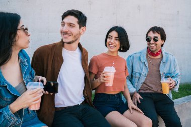 Bir grup arkadaş birlikte eğleniyor..