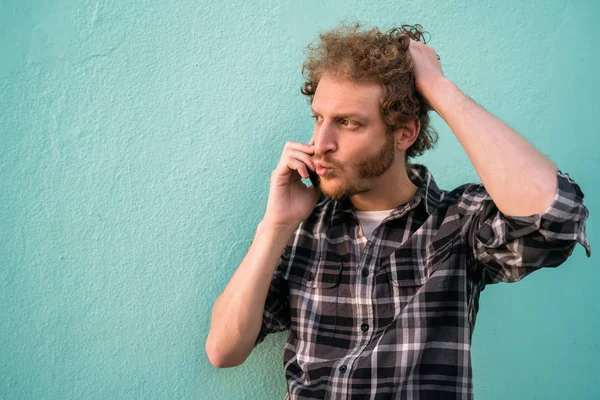 Giovanotto che parla al telefono. — Foto Stock