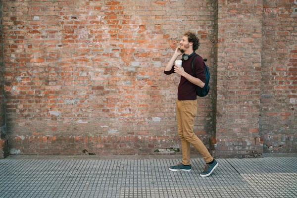 Giovane uomo che parla al telefono all'aperto. — Foto Stock