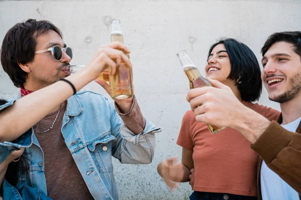 Amigos passando um bom tempo juntos enquanto bebem cerveja. — Fotografia de Stock