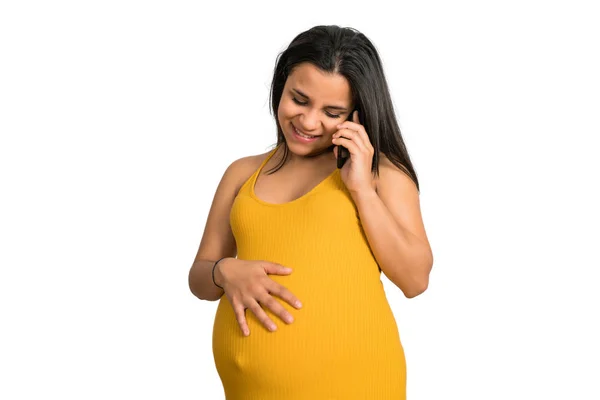 Kobieta w ciąży rozmawia przez telefon.. — Zdjęcie stockowe