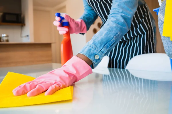 Κοντινό πλάνο της γυναίκας που καθαρίζει το σπίτι της. — Φωτογραφία Αρχείου