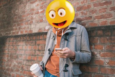 Bir akıllı telefon kullanan Emoji baş adam. Emoji kavramı