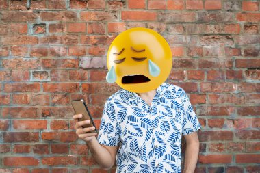Bir akıllı telefon kullanan Emoji baş adam. Emoji kavramı