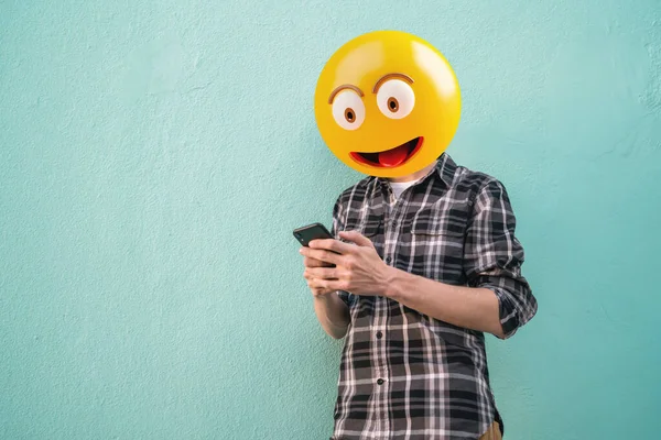 Emoji Cabeza Hombre Usando Teléfono Inteligente Concepto Emoji —  Fotos de Stock