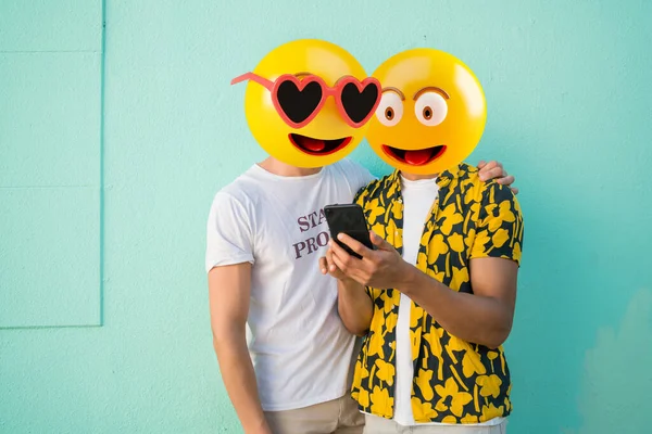 Emoji Głowy Człowieka Pomocą Smartfona Koncepcja Emoji — Zdjęcie stockowe