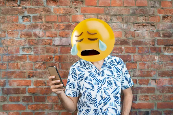 Emoji Cabeça Homem Usando Smartphone Conceito Emoji — Fotografia de Stock