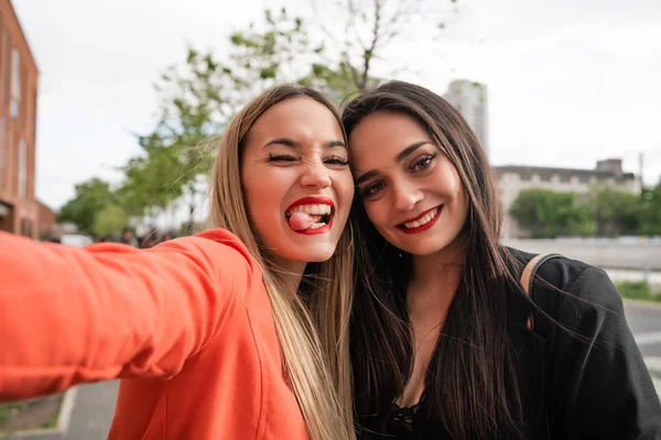 Retrato Dois Jovens Amigos Tirando Uma Selfie Livre Rua Estilo — Fotografia de Stock