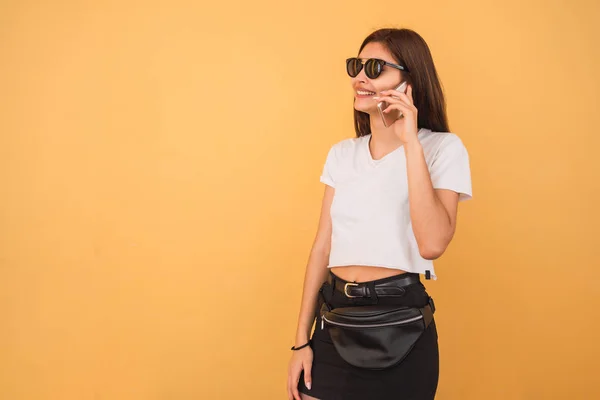 Retrato Una Joven Hablando Por Teléfono Sobre Fondo Amarillo Concepto —  Fotos de Stock