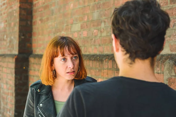 Gefrustreerd Jong Koppel Met Argument Ruzie Met Elkaar Buiten Straat — Stockfoto