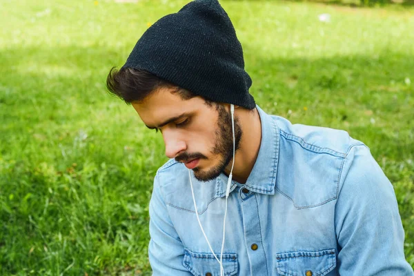 Retrato Joven Guapo Escuchando Música Con Auriculares Aire Libre Parque — Foto de Stock