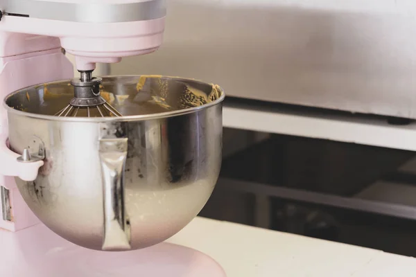 Close Pink Stand Mixer Mixing Something Konsep Memasak — Stok Foto