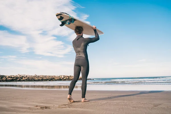 Портрет Молодого Серфера Пляжі Тримає Його Дошку Серфінгу Носить Чорний — стокове фото