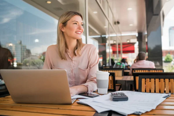 Retrato Jovem Empresária Trabalhando Seu Laptop Uma Cafeteria Conceito Negócio — Fotografia de Stock