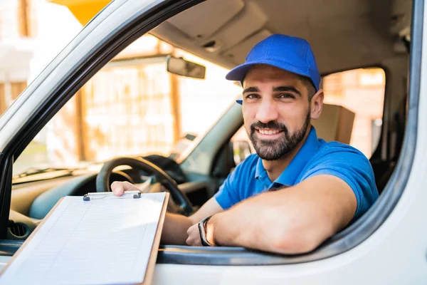 Portret Van Een Bezorger Een Busje Het Geven Van Klembord — Stockfoto