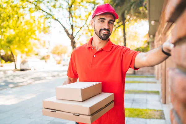 Kartondan Pizza Kutusu Çalan Bir Teslimatçının Portresi Teslimat Nakliye Hizmeti — Stok fotoğraf