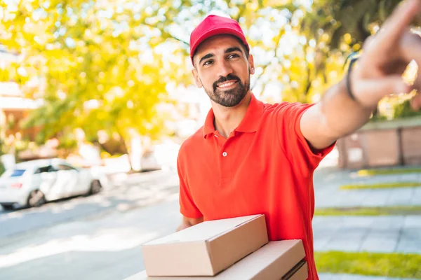 Retrato Repartidor Que Lleva Paquetes Mientras Hace Entrega Domicilio Cliente —  Fotos de Stock