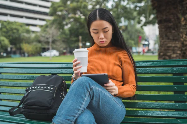 Retrato Jovem Mulher Asiática Usando Seu Tablet Digital Enquanto Segura — Fotografia de Stock