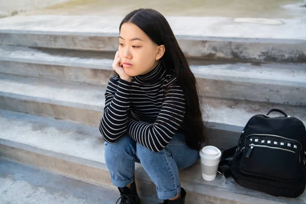 Retrato Mujer Asiática Joven Con Expresión Reflexiva Sentada Escaleras Hormigón — Foto de Stock