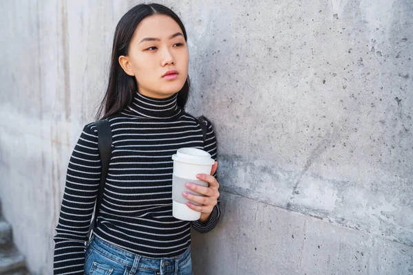 Retrato Jovem Mulher Asiática Segurando Uma Xícara Café Takeaway Contra — Fotografia de Stock