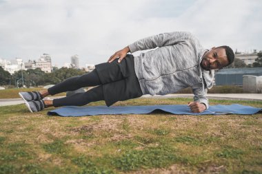 Parkta egzersiz yapan atletik bir adamın portresi. Spor ve sağlıklı yaşam tarzı kavramı.