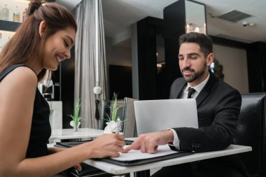 Bir otel lobisinde buluşan iki genç iş adamının portresi. İş seyahati kavramı.