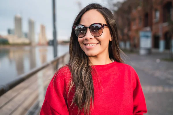 Portrét Mladé Latinské Ženy Slunečními Brýlemi Když Pózuje Venku Ulici — Stock fotografie