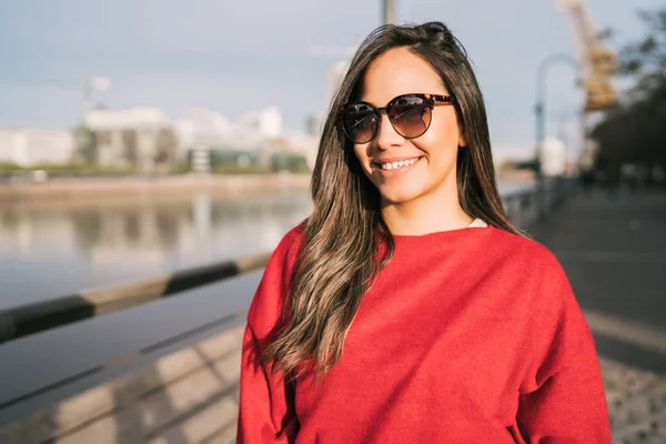 Portrét Mladé Latinské Ženy Slunečními Brýlemi Když Pózuje Venku Ulici — Stock fotografie