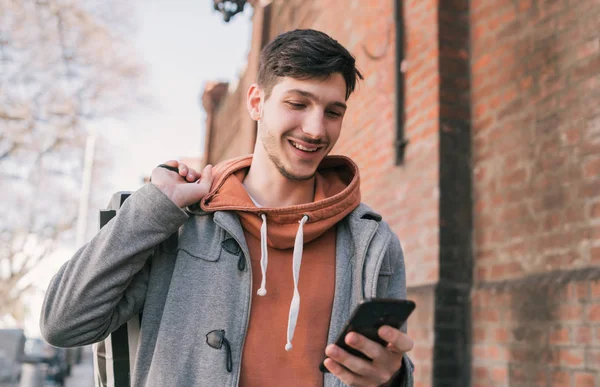 Portret Van Een Jonge Knappe Man Die Straat Loopt Winkeltassen — Stockfoto