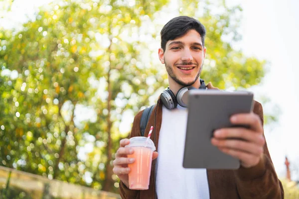 Portré Fiatalemberről Aki Digitális Tabletjét Használja Miközben Friss Gyümölcslevet Iszik — Stock Fotó