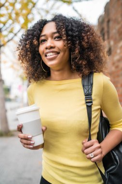 Sokakta kahkahalarla kahkahalar atan Afro-Amerikan bir kadının portresi. Açık havada..