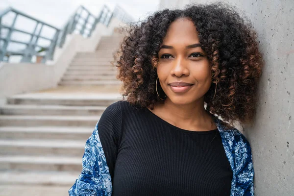 Portrét Krásné Mladé Afro Americké Ženy Kudrnatými Vlasy Stojící Proti — Stock fotografie