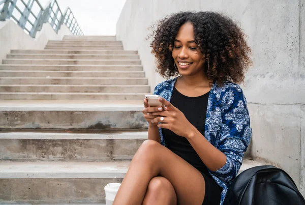 Retrato Una Joven Mujer Afroamericana Hermosa Usando Teléfono Móvil Mientras —  Fotos de Stock