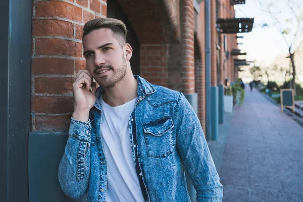 Retrato Joven Guapo Hablando Por Teléfono Calle Concepto Comunicación — Foto de Stock