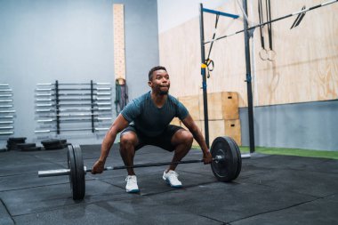 Halterle egzersiz yapan genç çapraz formda sporcunun portresi. Crossfit, spor ve sağlıklı yaşam tarzı konsepti.