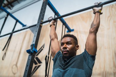 Spor salonunda egzersiz yapan bir sporcunun portresi. Spor ve sağlıklı yaşam tarzı kavramı.