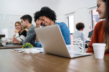 Birlikte çalışan iki genç kadın, iş yeri projesinde çalışan yaratıcı tasarımcılar. İş konsepti.