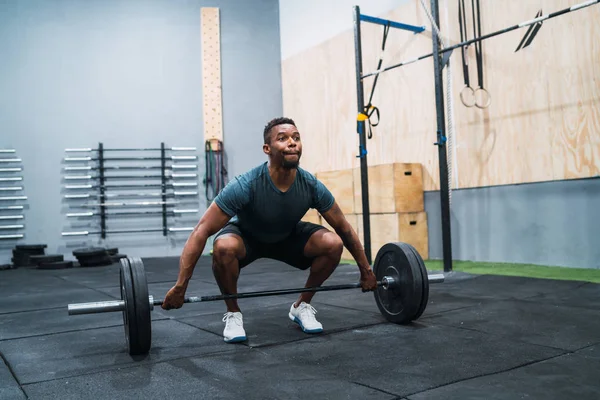 Portret Młodego Sportowca Uprawiającego Crossfit Wykonującego Ćwiczenia Sztangą Crossfit Sport — Zdjęcie stockowe