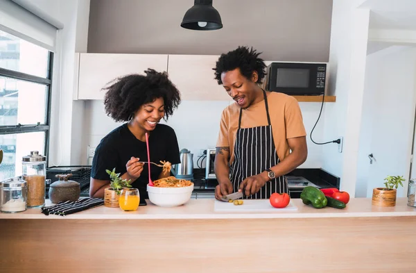 Evdeki Mutfakta Birlikte Yemek Pişiren Genç Afro Çiftin Portresi Lişki — Stok fotoğraf