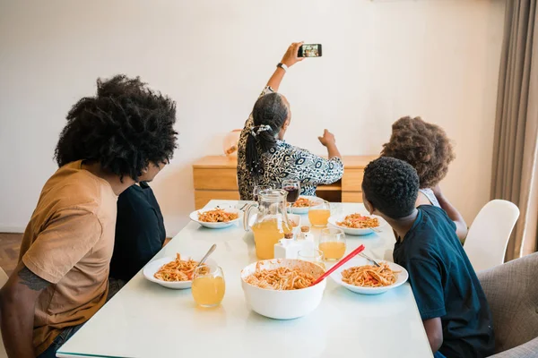 Portrét Afroamerické Rodiny Jak Spolu Obědvají Dávají Selfie Telefonem Doma — Stock fotografie