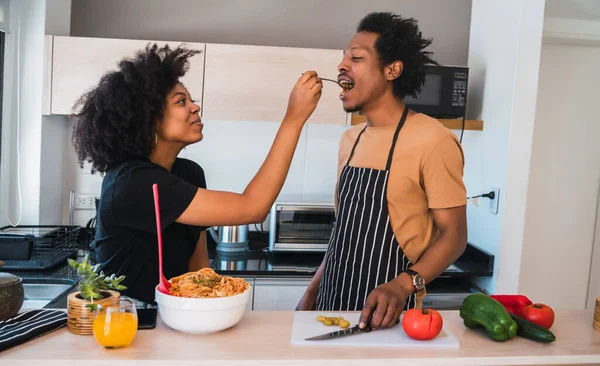 Evdeki Mutfakta Birlikte Yemek Pişiren Genç Afro Çiftin Portresi Lişki — Stok fotoğraf