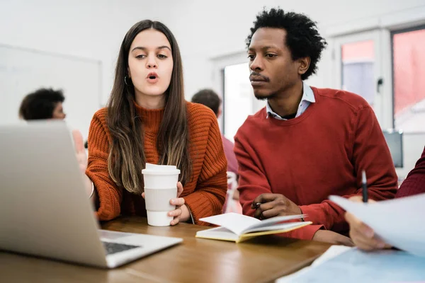 Dos Diseñadores Creativos Que Trabajan Juntos Proyecto Comparten Nuevas Ideas — Foto de Stock