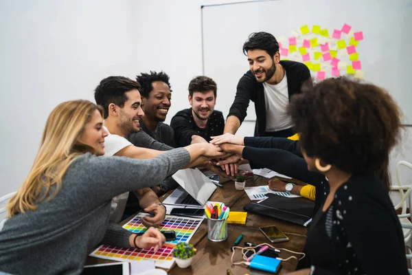 Equipe Trabalho Designers Criativos Mostrando Unidade Com Mão Juntos Durante — Fotografia de Stock