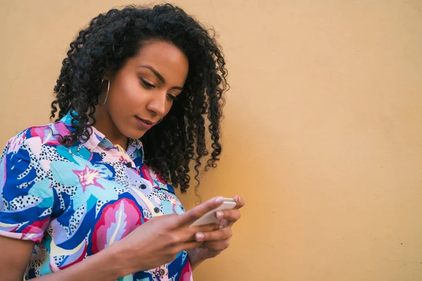 Portrait Young Afro American Latin Woman Using Her Mobile Phone — 스톡 사진