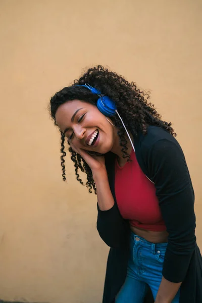 Portré Fiatal Afro Élvezi Zenét Hallgat Kék Fülhallgatóval Technológia Életmód — Stock Fotó