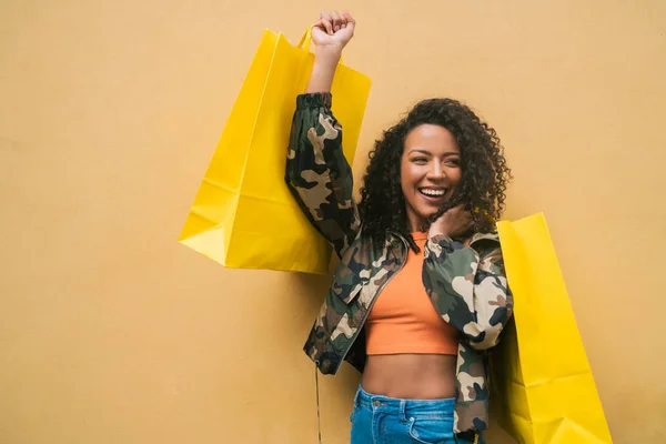 Ritratto Giovane Donna Afro Americana Latina Che Tiene Borse Della — Foto Stock