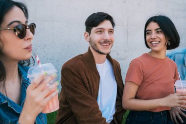 Birlikte eğlenen ve taze meyve suyu içerken eğlenen bir grup arkadaşın portresi. Yaşam tarzı ve arkadaşlık kavramı.